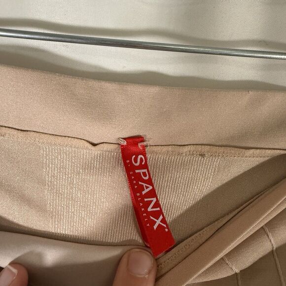 Spanx Shapewear Shorts Women's Medium Beige Pull On 7" Inseam Stretch - Picture 4 of 9
